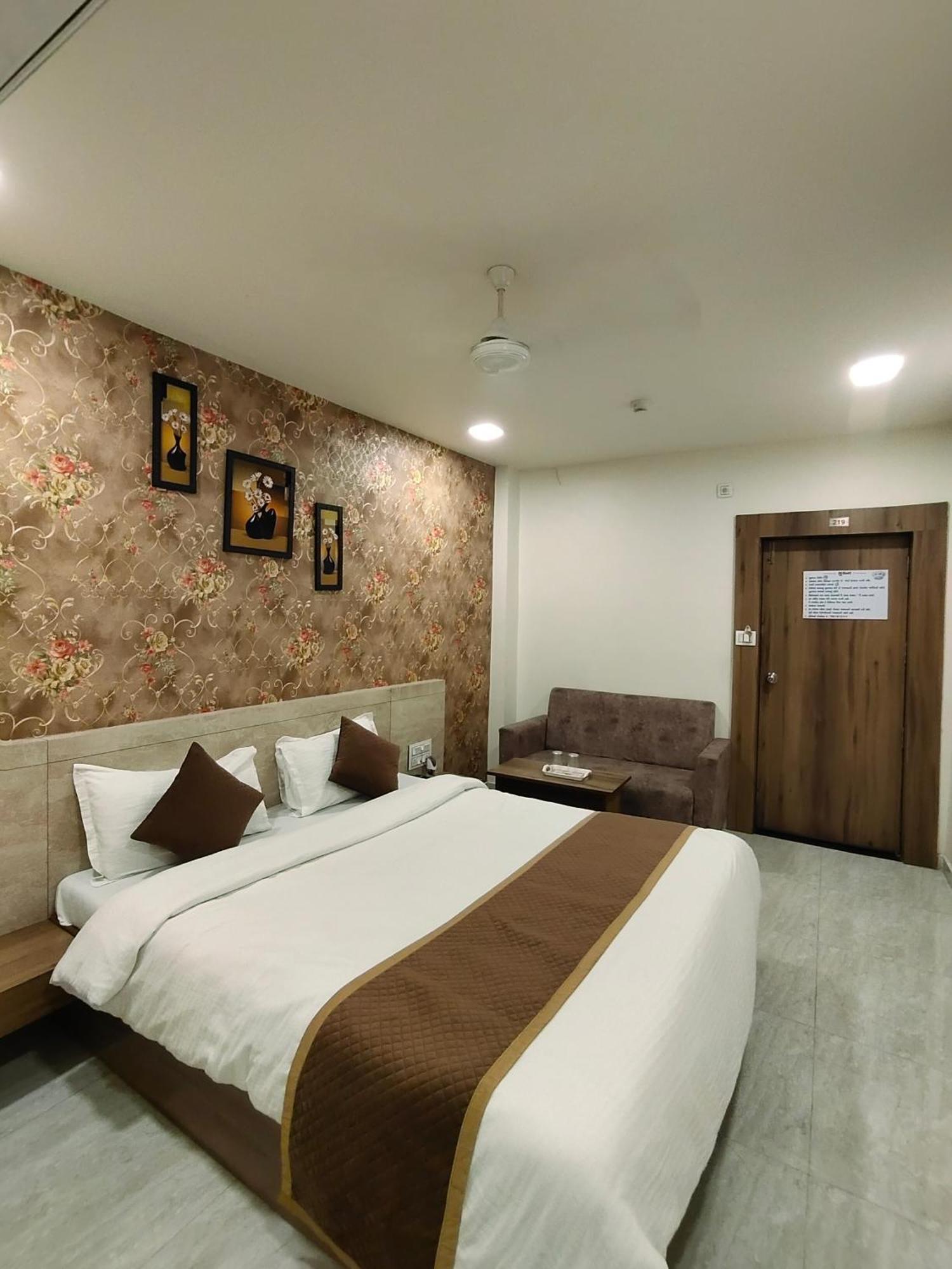 Hotel Palm Residency Ahmedabad Ngoại thất bức ảnh